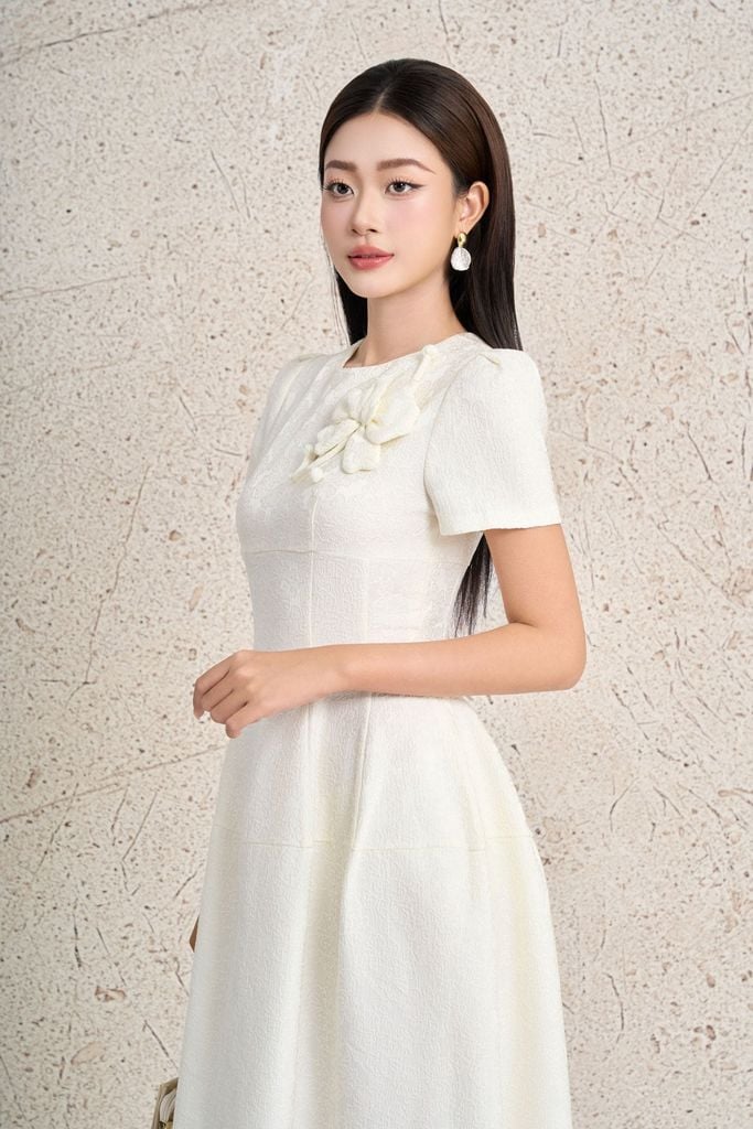 FDC35389 - Đầm công sở vải tafta dáng xòe cổ tròn tay bồng nhẹ đính hoa 3D cao cấp ôm eo thân váy phối ly phồng tạo kiểu khoá thân sau - PANTIO