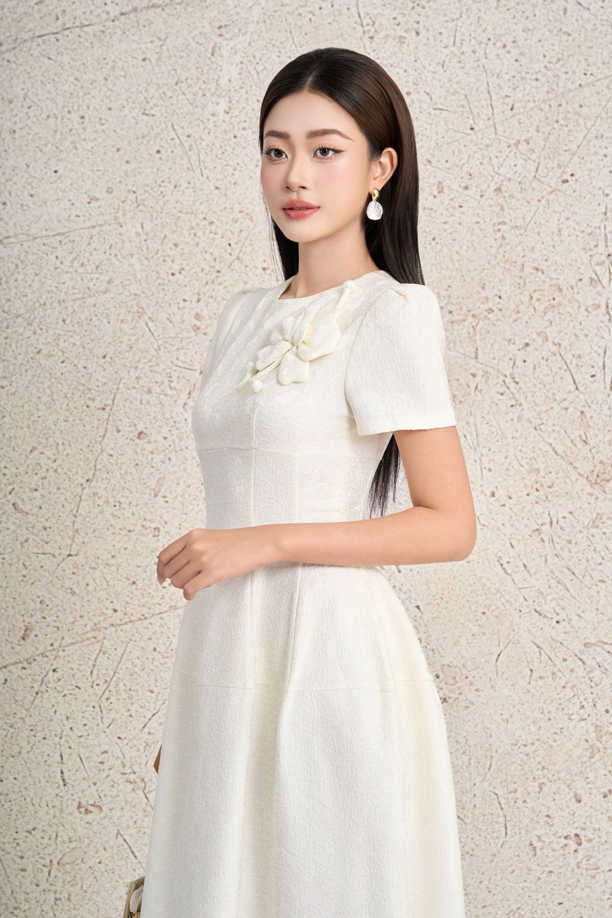 FDC35389 - Đầm công sở vải tafta dáng xòe cổ tròn tay bồng nhẹ đính hoa 3D cao cấp ôm eo thân váy phối ly phồng tạo kiểu khoá thân sau - PANTIO