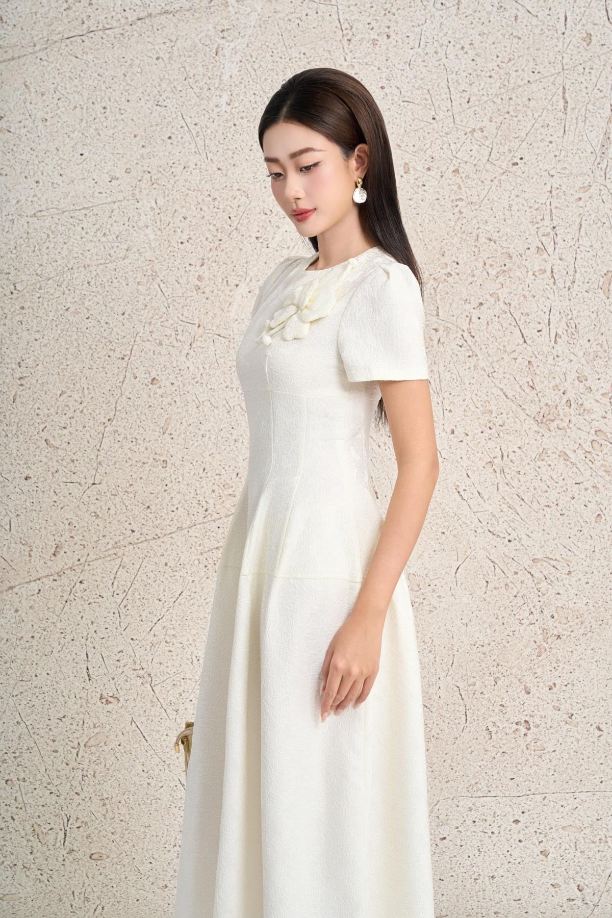 FDC35389 - Đầm công sở vải tafta dáng xòe cổ tròn tay bồng nhẹ đính hoa 3D cao cấp ôm eo thân váy phối ly phồng tạo kiểu khoá thân sau - PANTIO