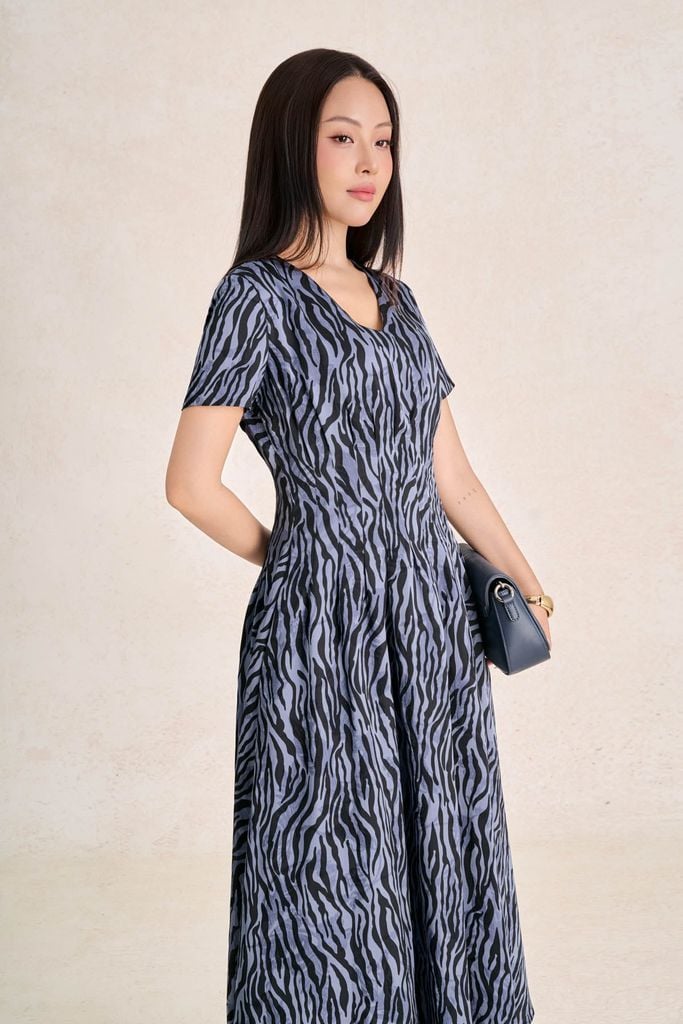 FDC35487 - Đầm công sở vải lụa cát dáng chữ A cổ xẻ V tay cộc khoá thân sau - PANTIO