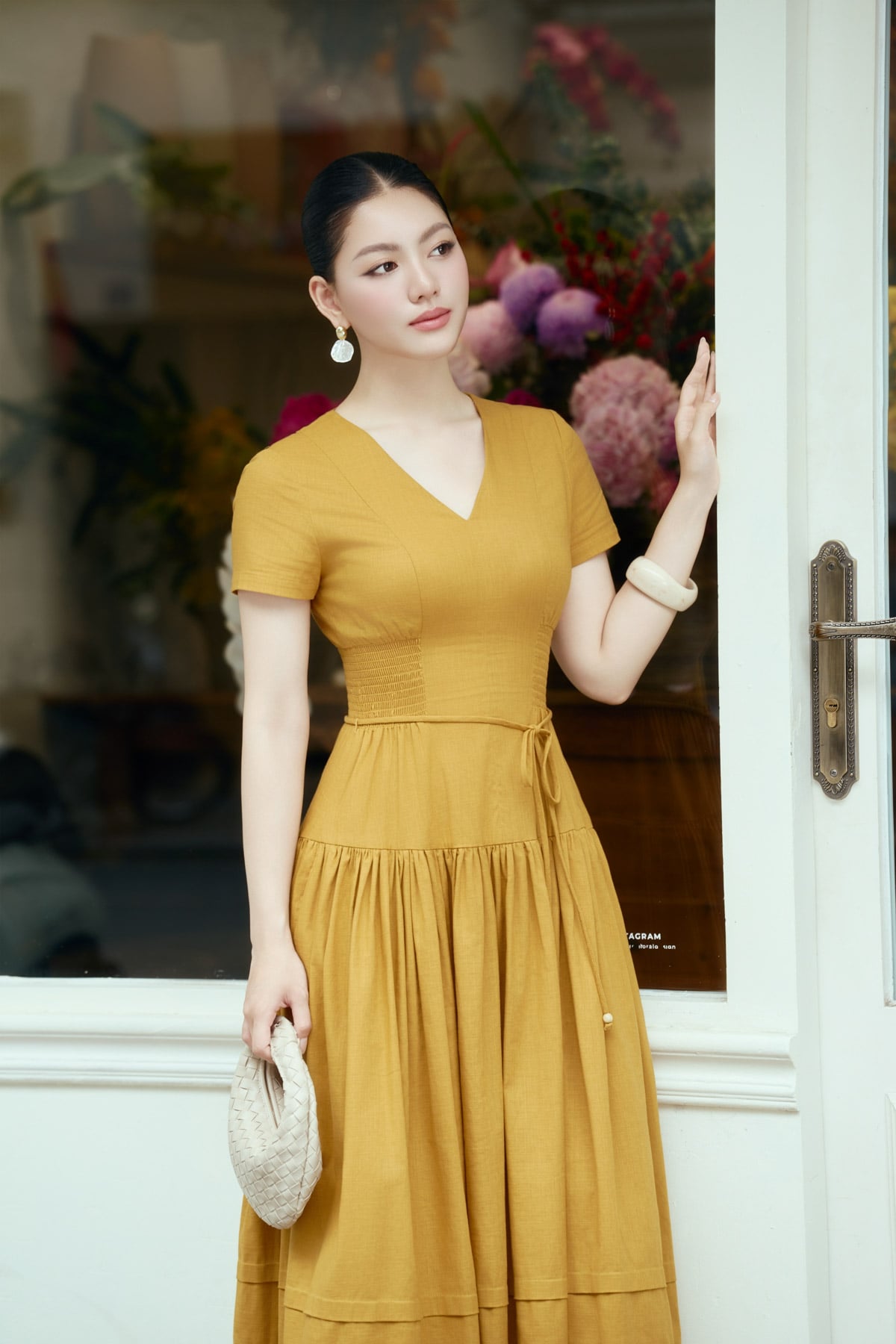 FDC35503 - Đầm công sở vải linen dáng chữ A cổ xẻ V tay cộc eo đáp cạp bản to thân váy xếp nhún tạo xoè - PANTIO