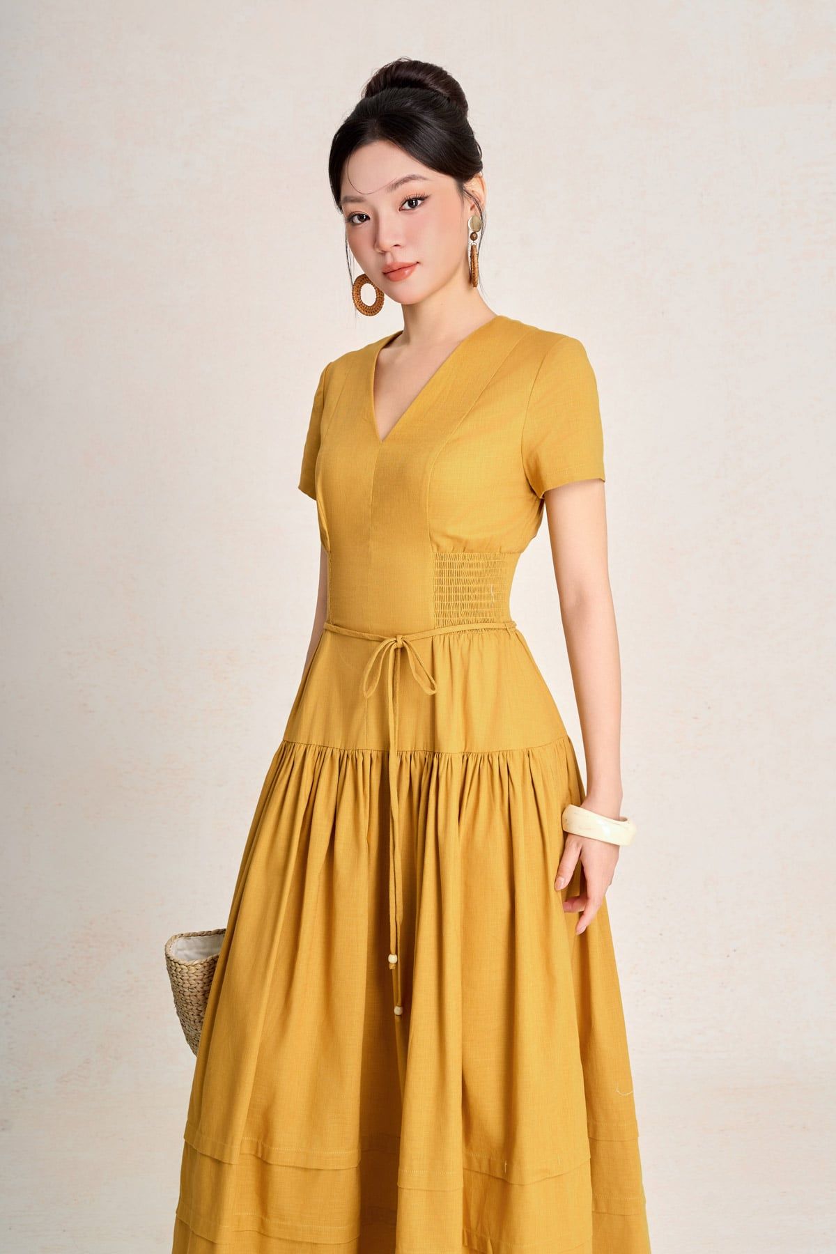 FDC35503 - Đầm công sở vải linen dáng chữ A cổ xẻ V tay cộc eo đáp cạp bản to thân váy xếp nhún tạo xoè - PANTIO
