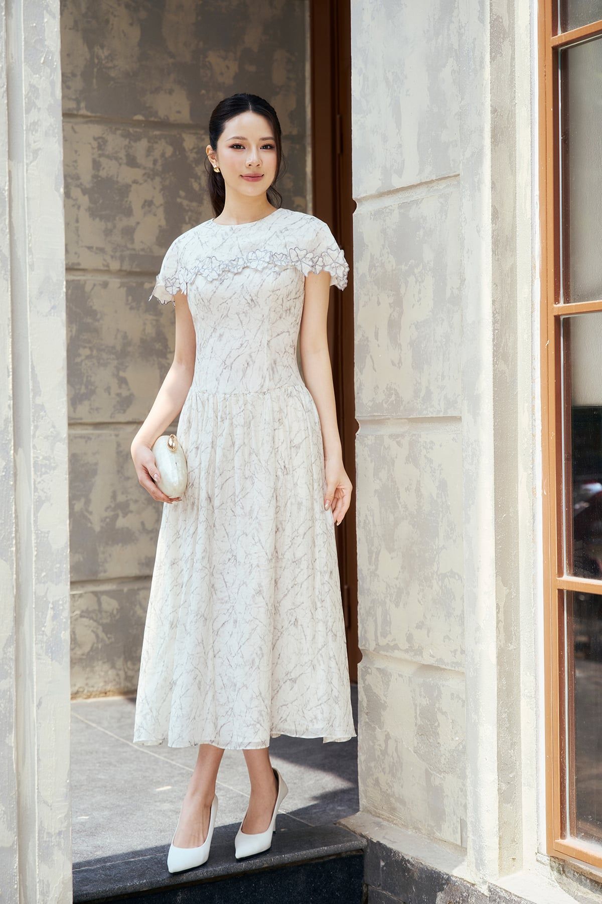 FDC35530 - Đầm công sở vải tơ hoa dáng chữ A cổ tròn tay choàng đính hoa tạo kiểu khoá thân sau - PANTIO