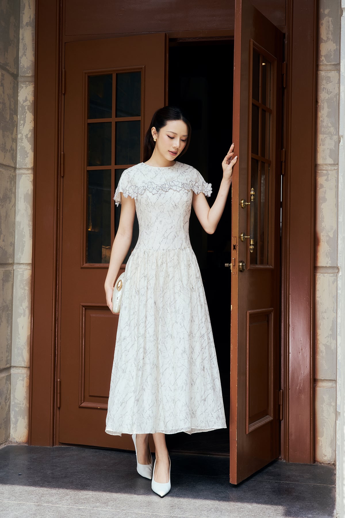 FDC35530 - Đầm công sở vải tơ hoa dáng chữ A cổ tròn tay choàng đính hoa tạo kiểu khoá thân sau - PANTIO