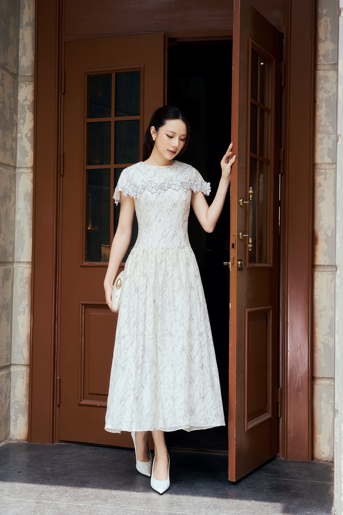 FDC35530 - Đầm công sở vải tơ hoa dáng chữ A cổ tròn tay choàng đính hoa tạo kiểu khoá thân sau - PANTIO