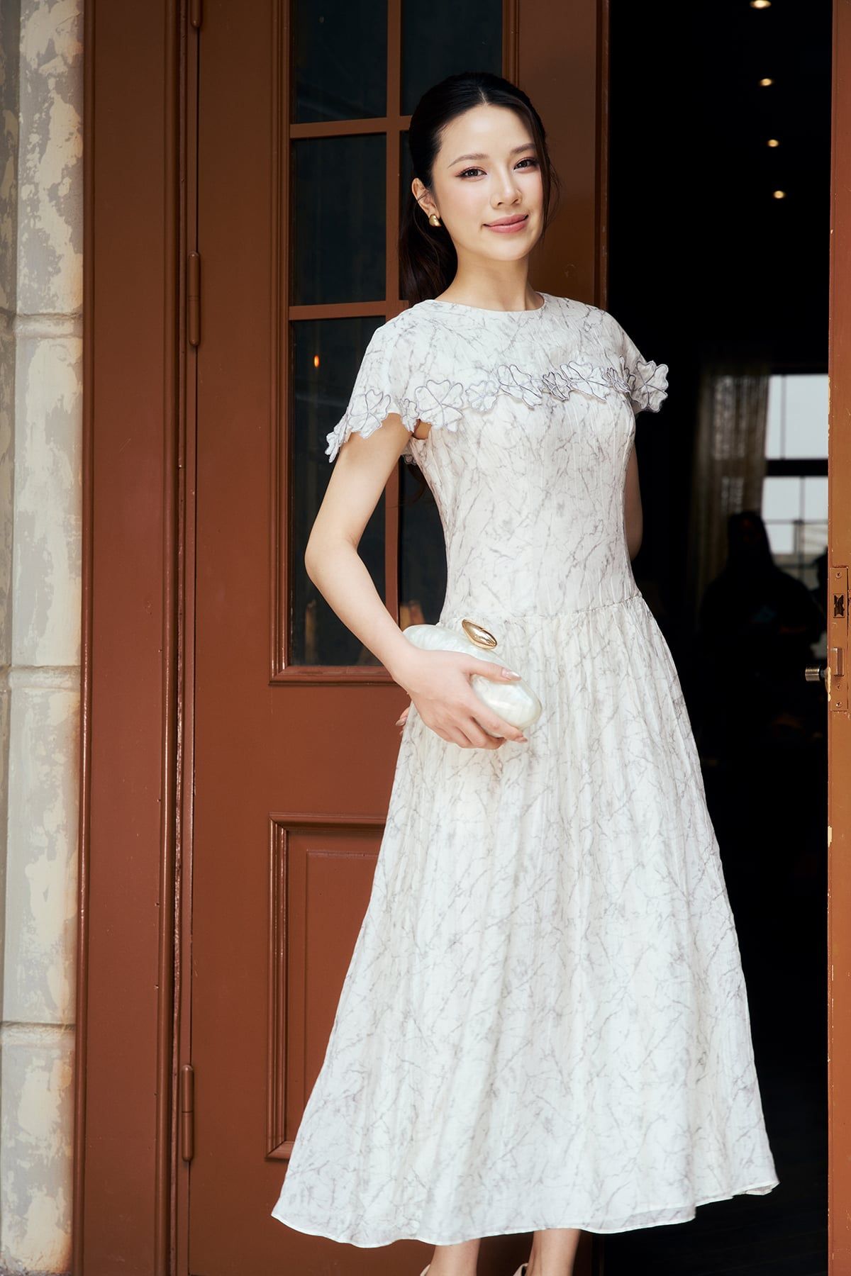 FDC35530 - Đầm công sở vải tơ hoa dáng chữ A cổ tròn tay choàng đính hoa tạo kiểu khoá thân sau - PANTIO