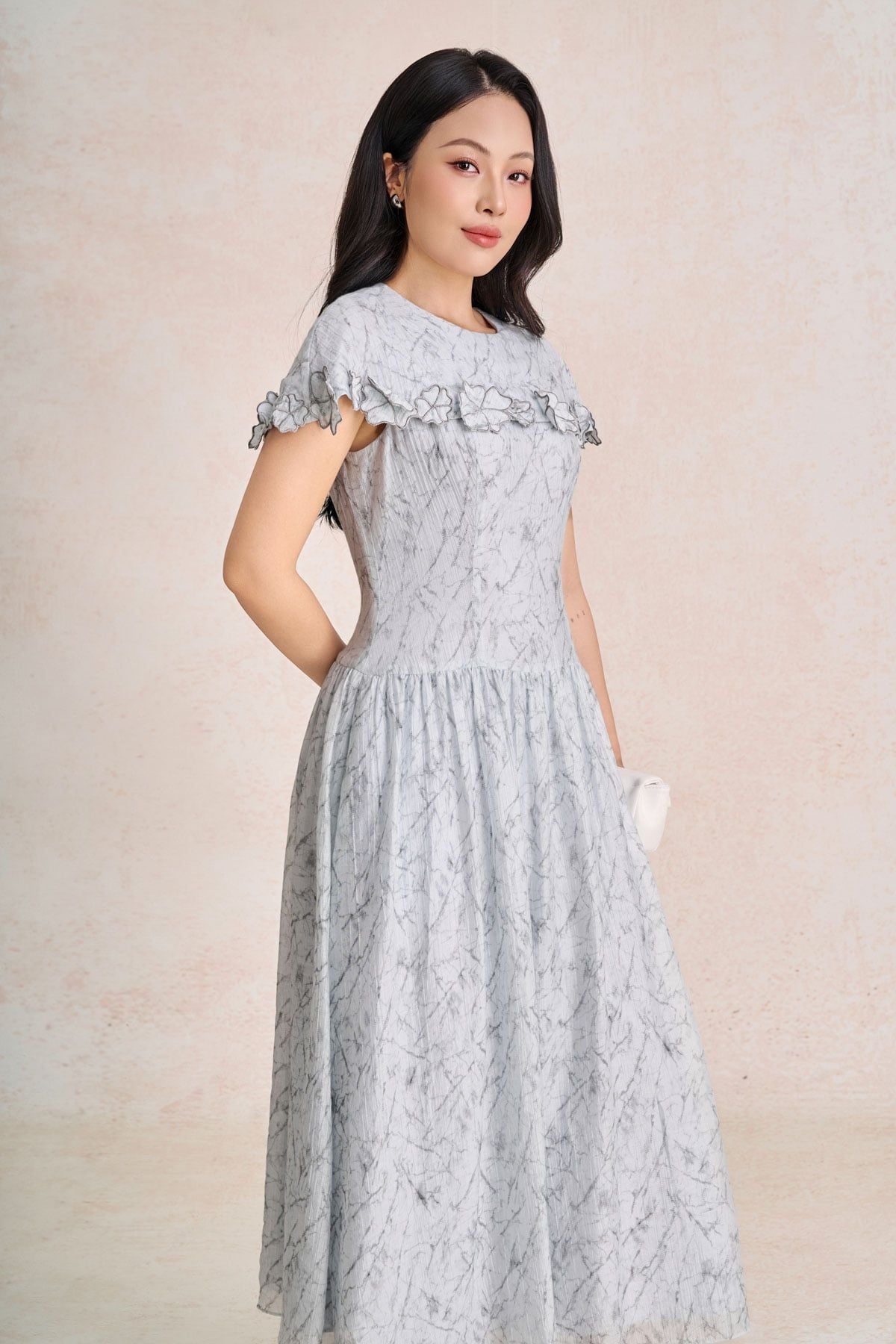 FDC35530 - Đầm công sở vải tơ hoa dáng chữ A cổ tròn tay choàng đính hoa tạo kiểu khoá thân sau - PANTIO