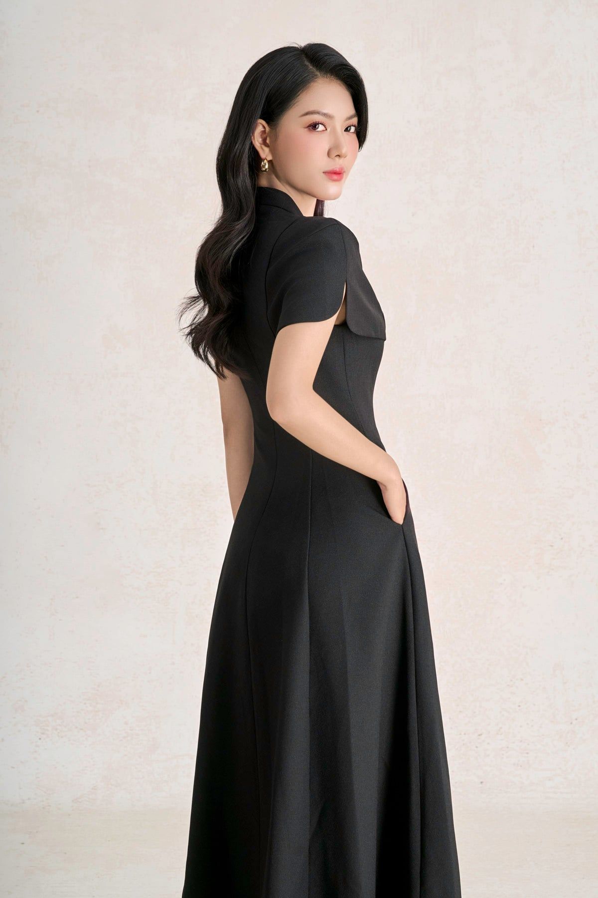 FDC35549 - Đầm công sở vải phi cát dáng chữ A cổ xẻ tay cách điệu thân váy phối khuy kim loại tạo kiểu khoá thân sau - PANTIO