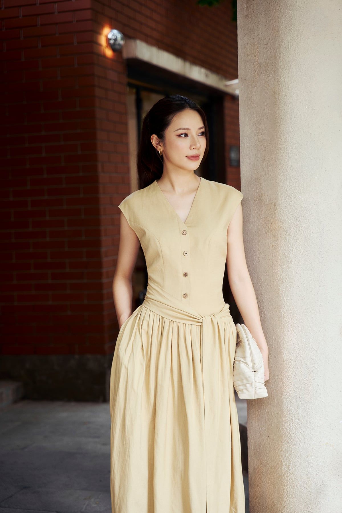 FDC35554 - Đầm công sở vải linen dáng suông cổ xẻ V tay chờm thân váy xếp nhún tạo phồng eo phối vạt thắt tạo kiểu - PANTIO