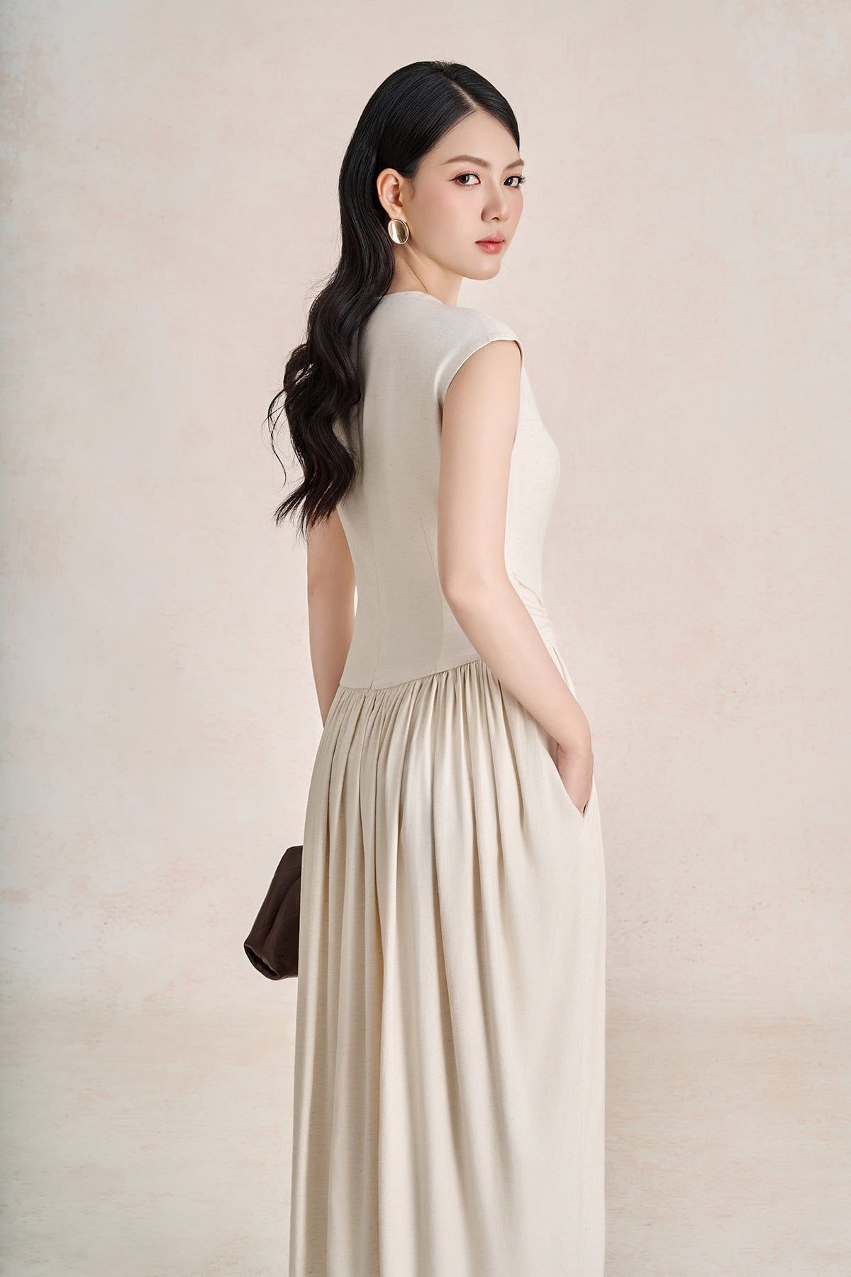 FDC35554 - Đầm công sở vải linen dáng suông cổ xẻ V tay chờm thân váy xếp nhún tạo phồng eo phối vạt thắt tạo kiểu - PANTIO