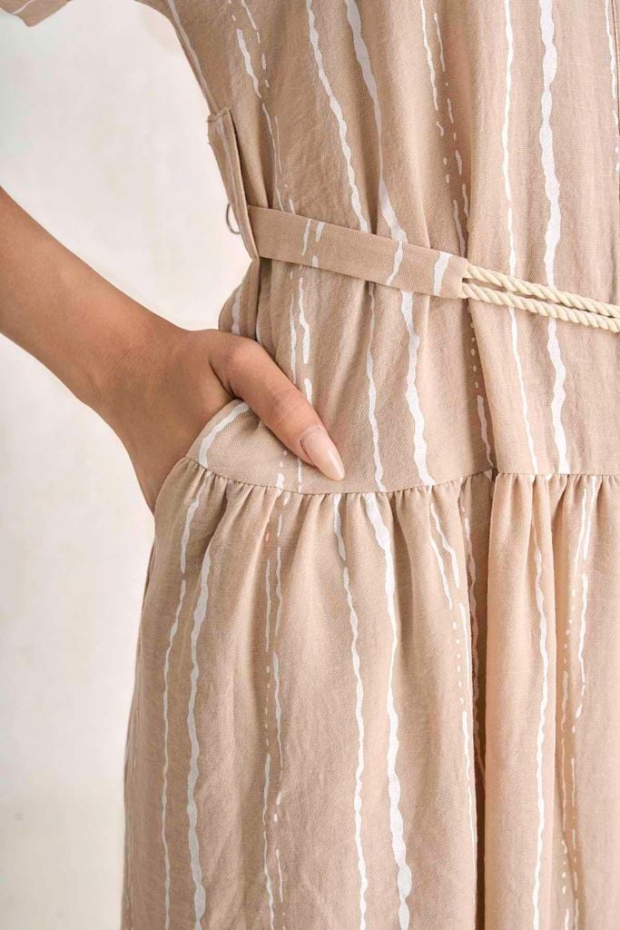 FDC35558 - Đầm công sở vải linen dáng suông cổ bẻ tay cộc eo phối dây thắt tạo kiểu - PANTIO