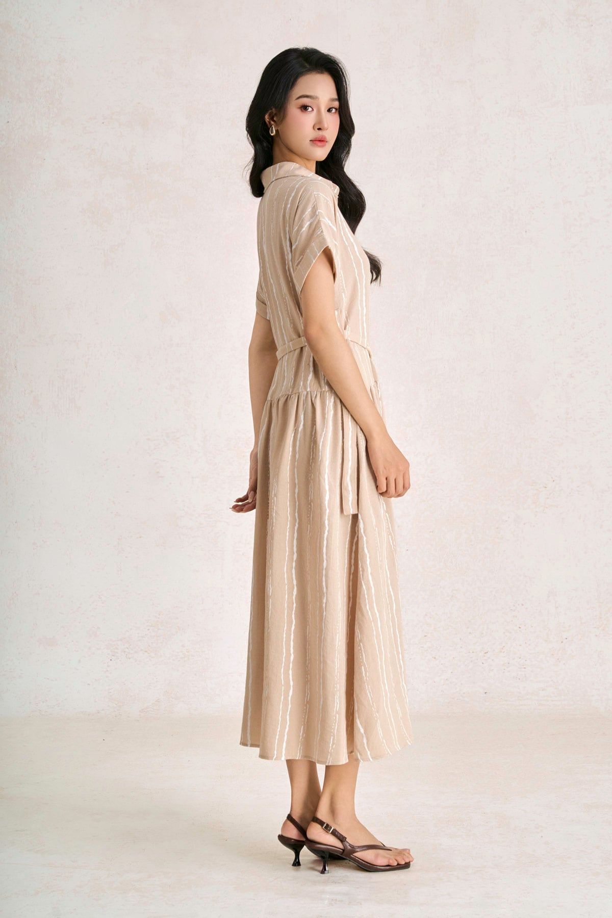FDC35558 - Đầm công sở vải linen dáng suông cổ bẻ tay cộc eo phối dây thắt tạo kiểu - PANTIO