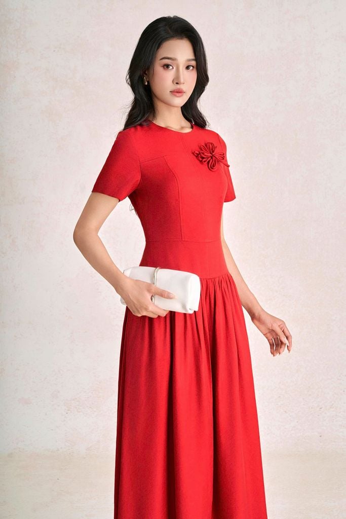FDC35565 - Đầm công sở vải tafta dáng chữ A cổ tròn tay cộc kèm hoa cài 3D tạo kiểu khoá thân sau - PANTIO