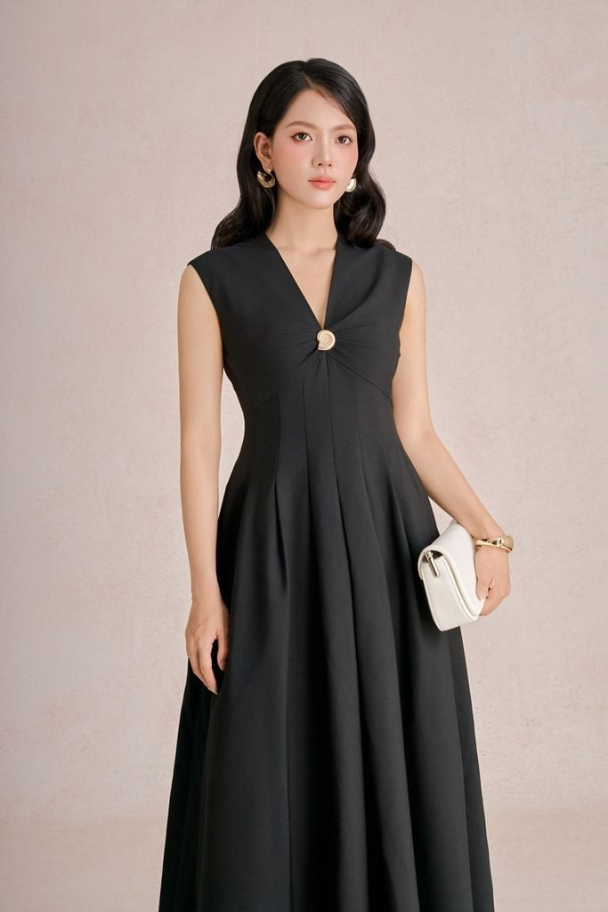 FDC35575 - Đầm công sở vải thô dáng chữ A cổ xẻ V phối cài kim loại thân váy xếp nhún tạo xoè khóa thân sau - PANTIO