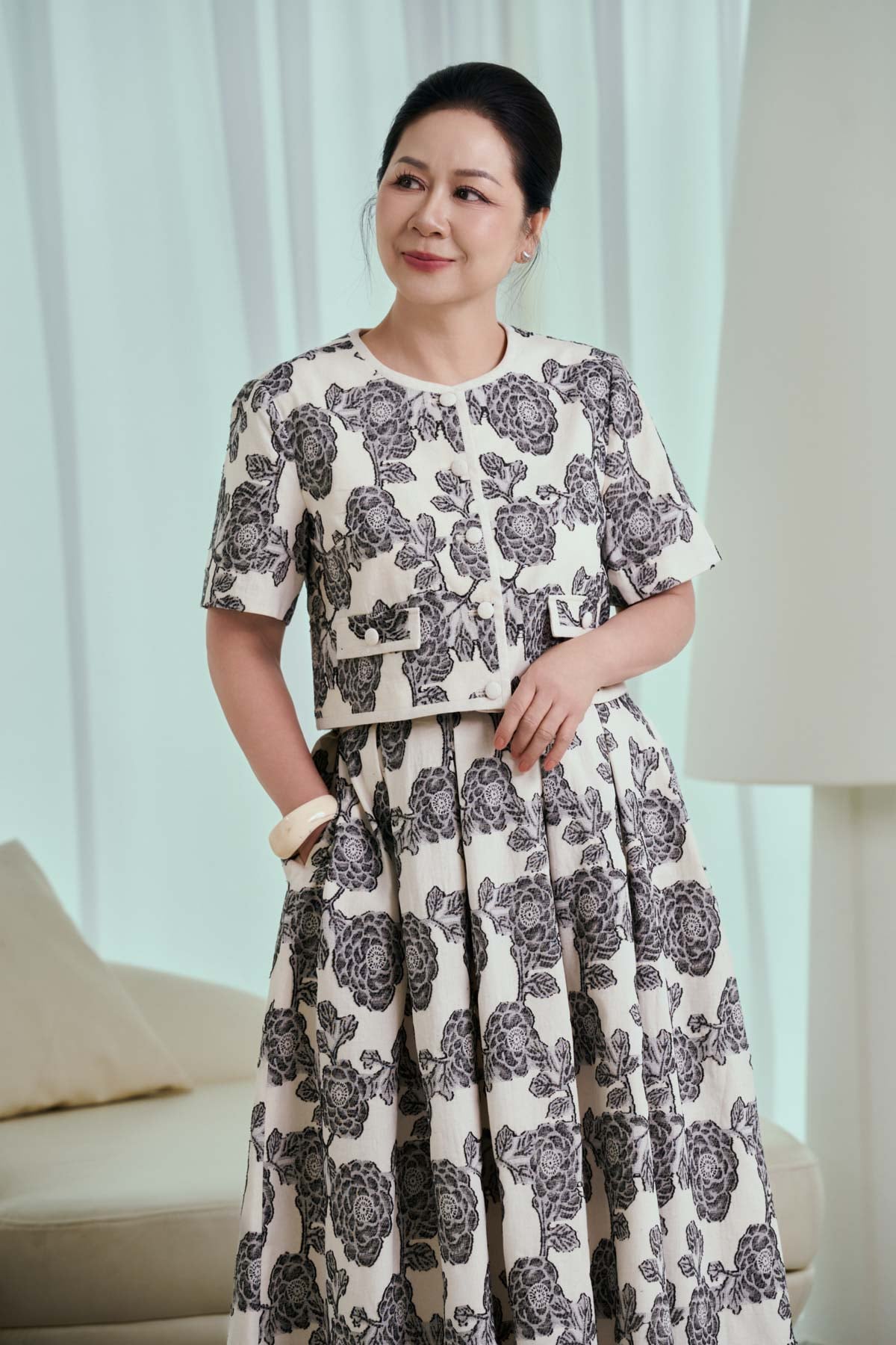 BAK13682 - Áo sơ mi kiểu công sở vải linen dáng croptop cổ tròn tay cộc thân áo phối khuy bọc thời trang - PANTIO
