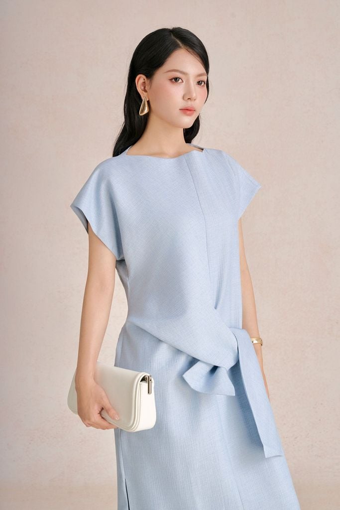 FDC55571 - Đầm công sở vải tơ dày dáng suông cổ thuyền tay chờm eo phối vạt thắt tạo kiểu - PANTIO
