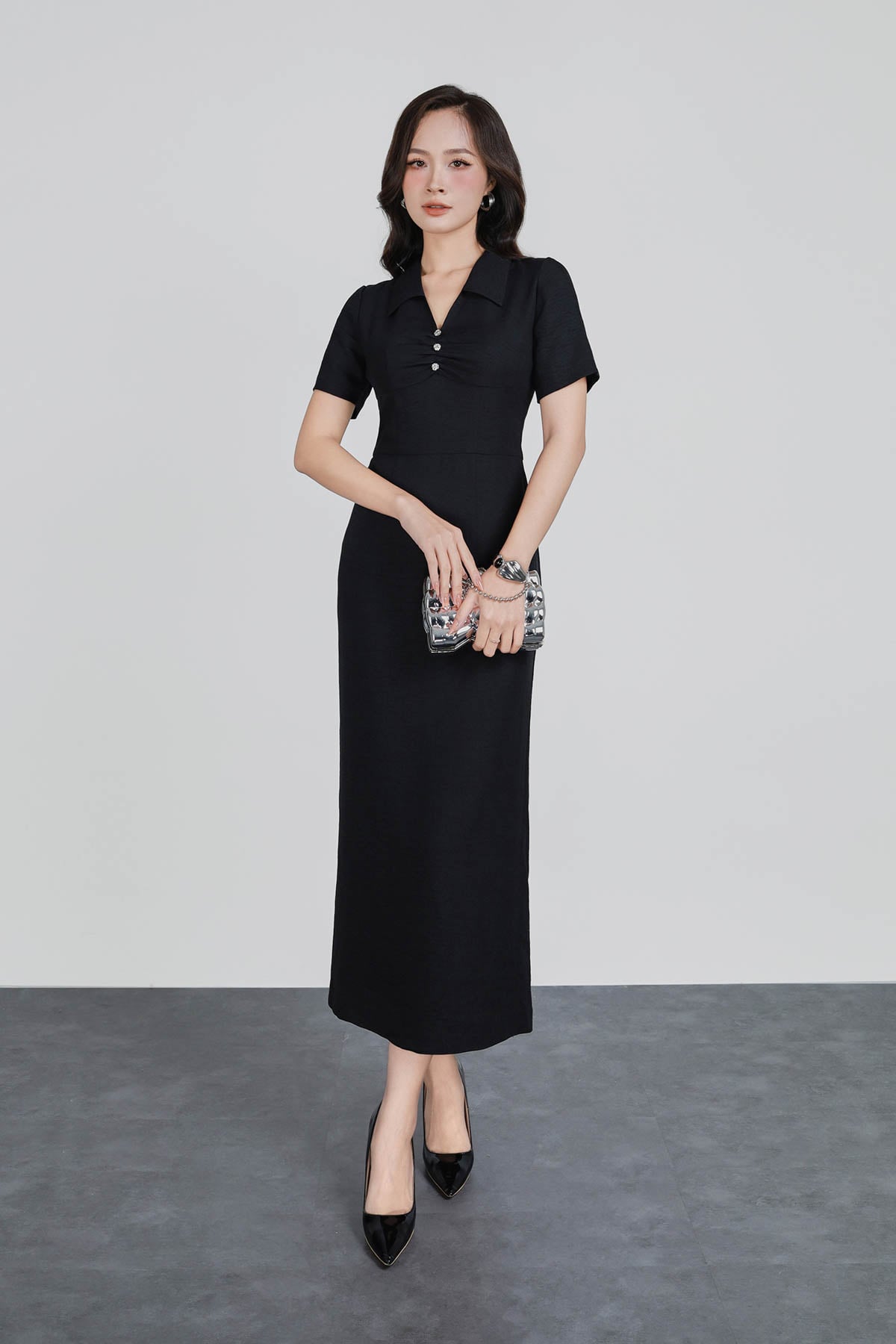 FDC75399 - Đầm công sở vải thô đũi dấng ôm cổ xẻ V ngực nhún đính đá tạo kiểu khoá thân sau - PANTIO