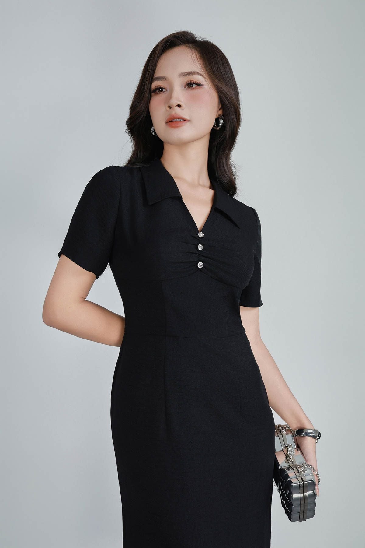 FDC75399 - Đầm công sở vải thô đũi dấng ôm cổ xẻ V ngực nhún đính đá tạo kiểu khoá thân sau - PANTIO