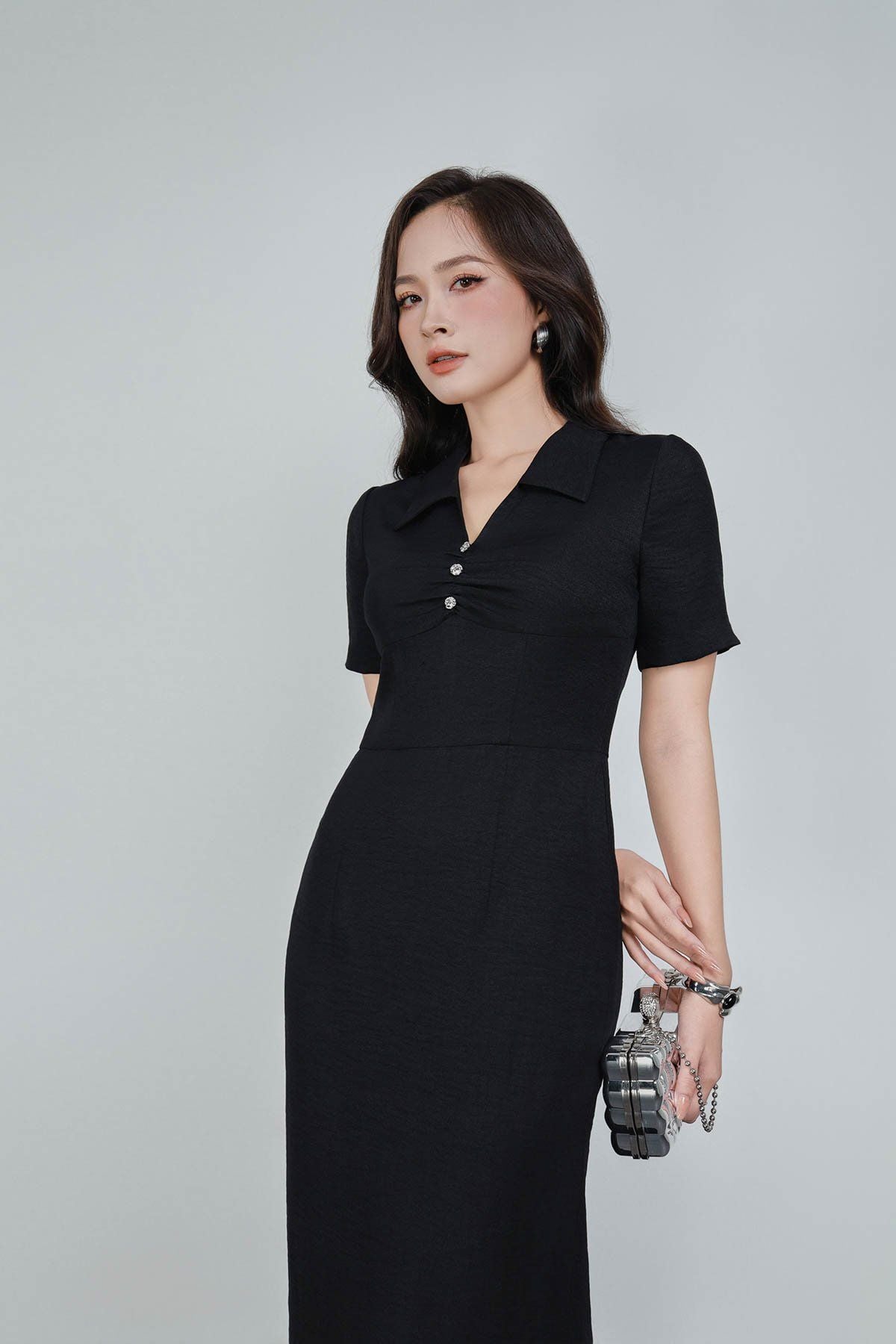 FDC75399 - Đầm công sở vải thô đũi dấng ôm cổ xẻ V ngực nhún đính đá tạo kiểu khoá thân sau - PANTIO