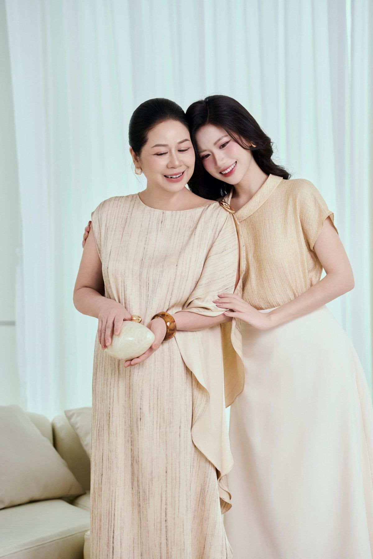 FDC75410 - Đầm công sở vải lụa dày dáng suông cổ thuyền thân váy cách điệu phối cài kim loại thời trang - PANTIO