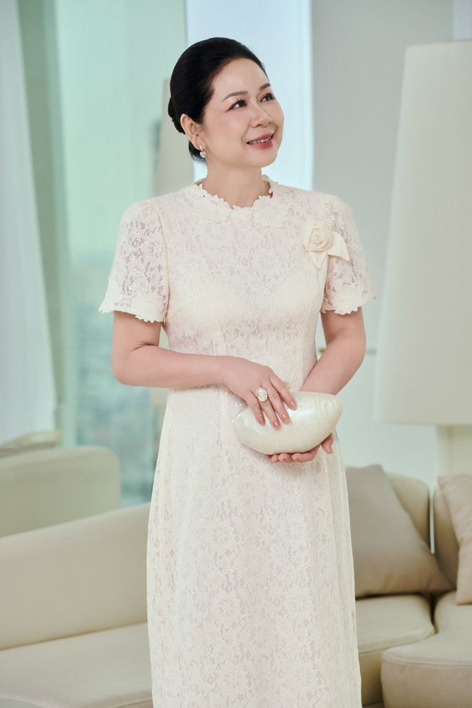 FDC75422 - Đầm công sở vải ren hoa dáng dài cổ tròn phối viền ren tay cộc ngực áo có hoa cài tạo kiểu khoá thân sau - PANTIO