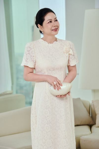 FDC75422 - tỷ lệ kèo 8899 vải ren hoa dáng dài cổ tròn phối viền ren tay cộc ngực áo có hoa cài tạo kiểu khoá thân sau - tỷ lệ kèo 8899