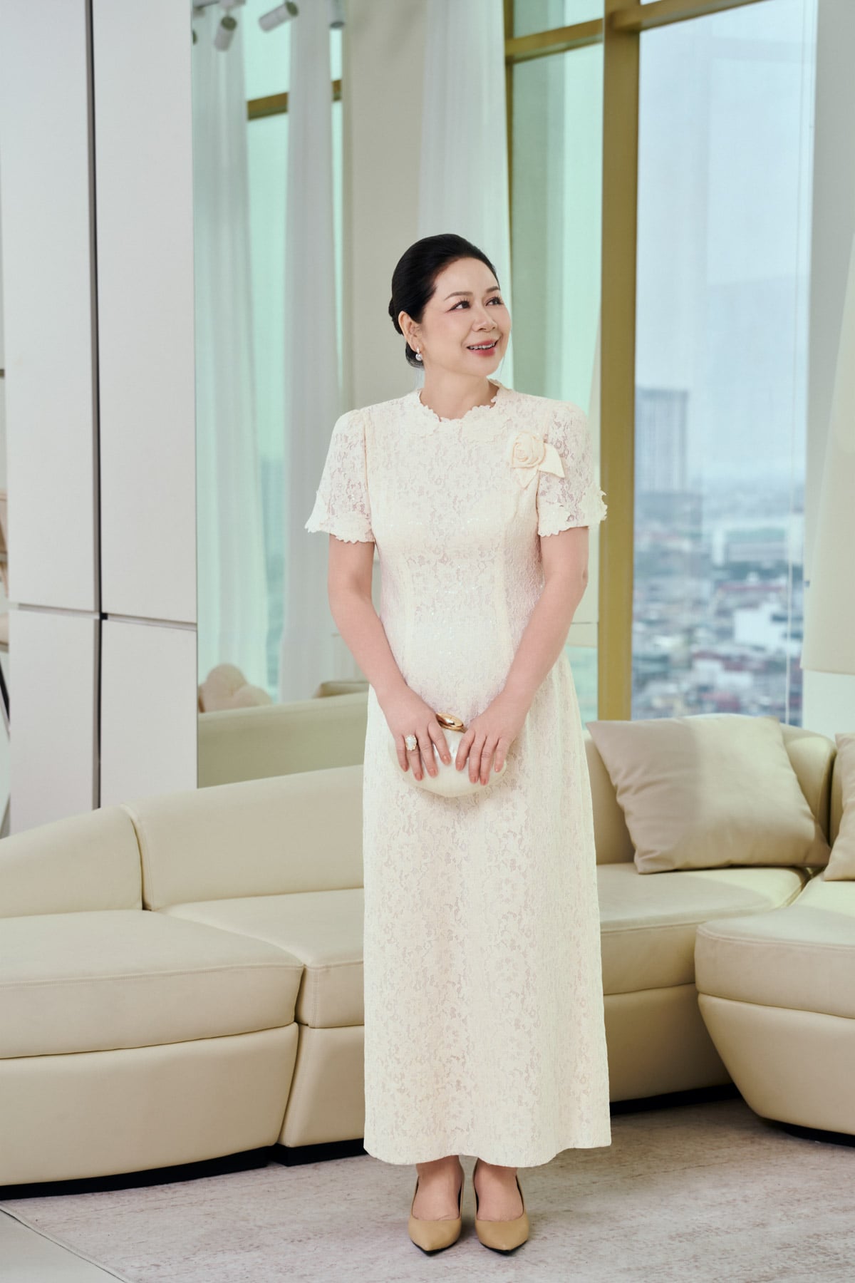 FDC75422 - Đầm công sở vải ren hoa dáng dài cổ tròn phối viền ren tay cộc ngực áo có hoa cài tạo kiểu khoá thân sau - PANTIO