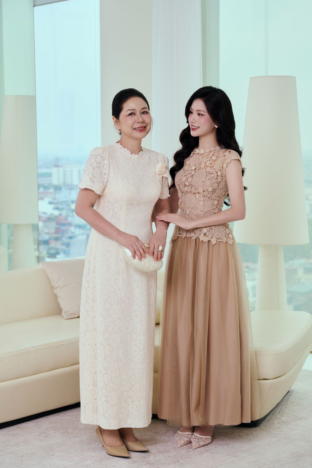 FDC75422 - Đầm công sở vải ren hoa dáng dài cổ tròn phối viền ren tay cộc ngực áo có hoa cài tạo kiểu khoá thân sau - PANTIO