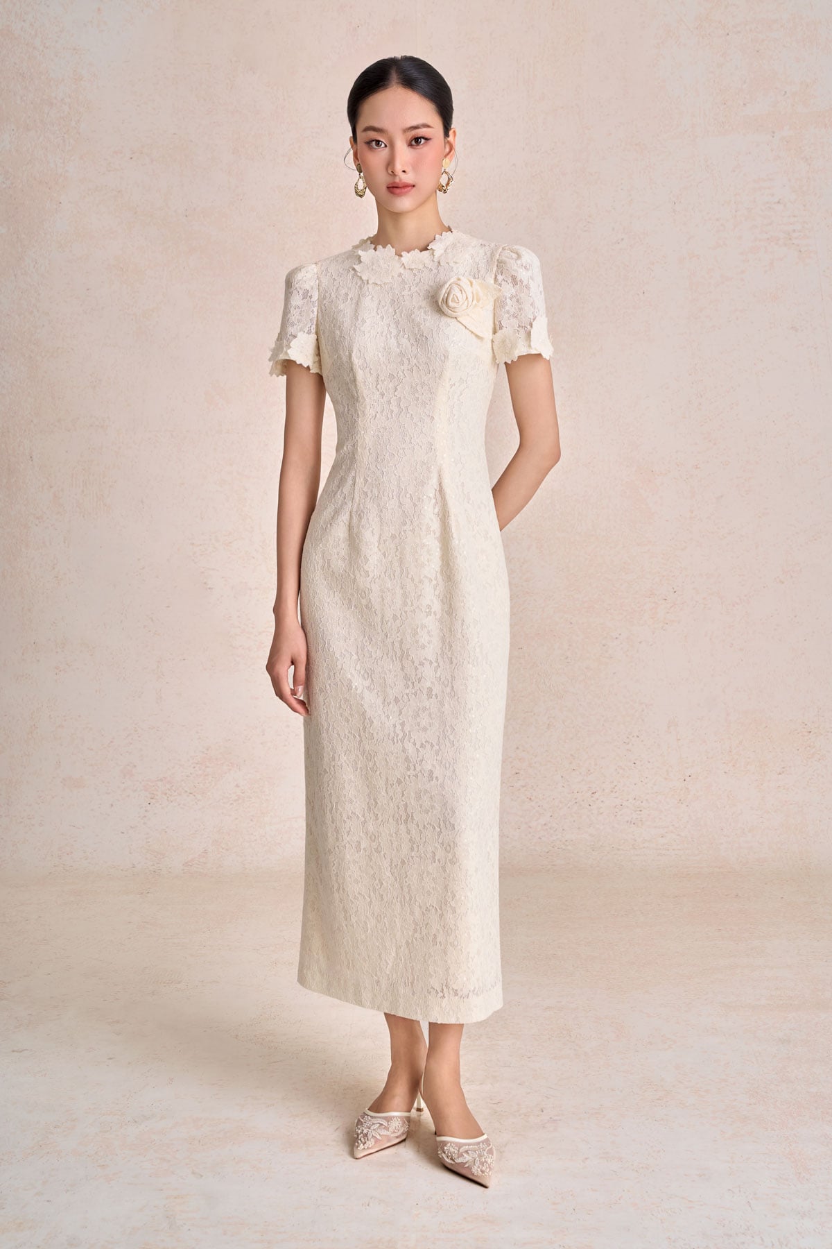 FDC75422 - Đầm công sở vải ren hoa dáng dài cổ tròn phối viền ren tay cộc ngực áo có hoa cài tạo kiểu khoá thân sau - PANTIO