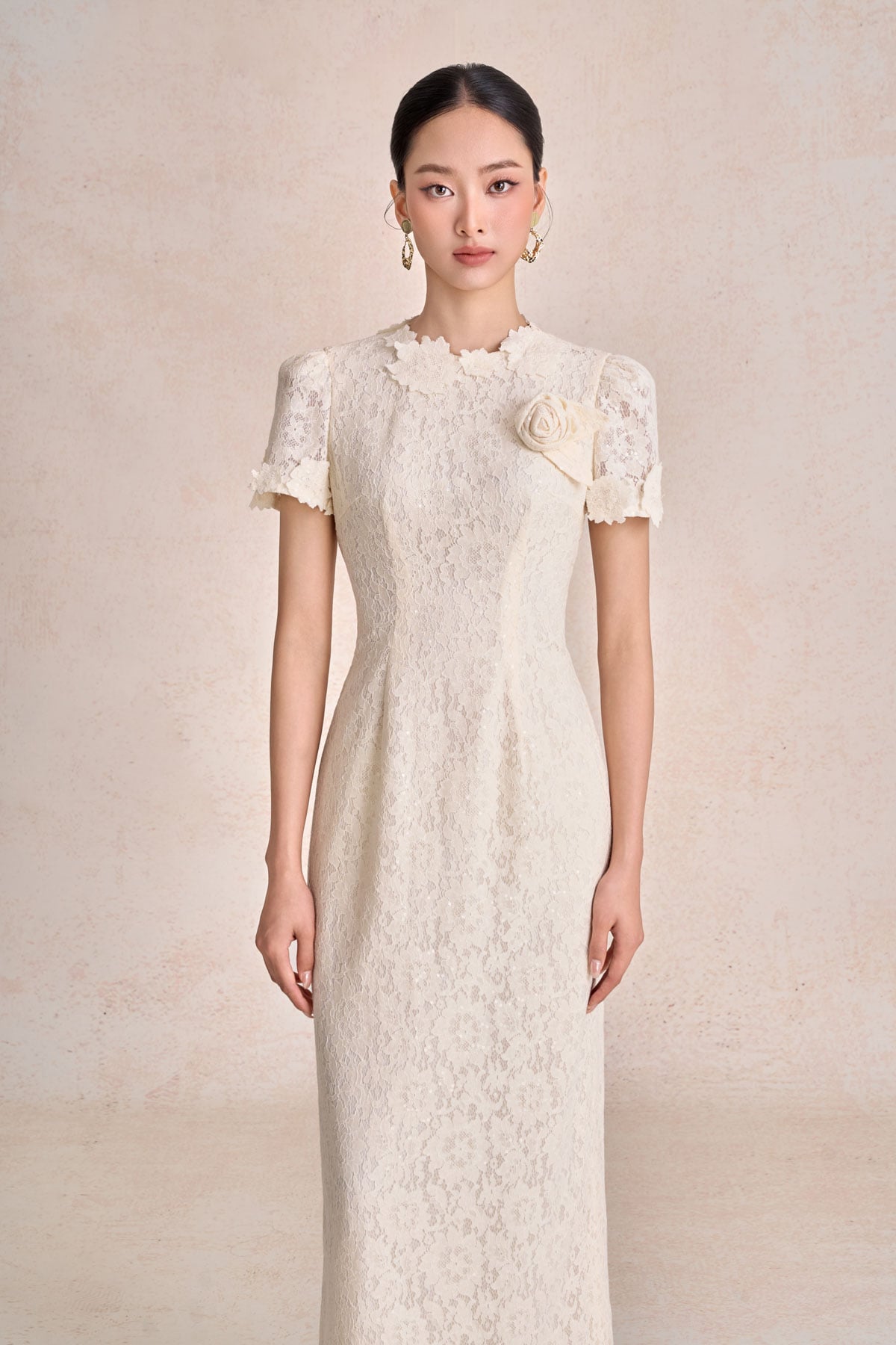 FDC75422 - Đầm công sở vải ren hoa dáng dài cổ tròn phối viền ren tay cộc ngực áo có hoa cài tạo kiểu khoá thân sau - PANTIO