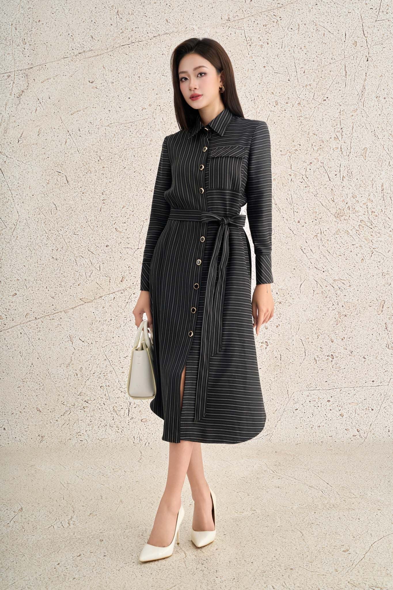 FDC75433 - Đầm dạo phố vải thô kẻ dáng suông cổ đức tay dài thân váy đính khuy kèm dây đai thắt tạo kiểu - PANTIO