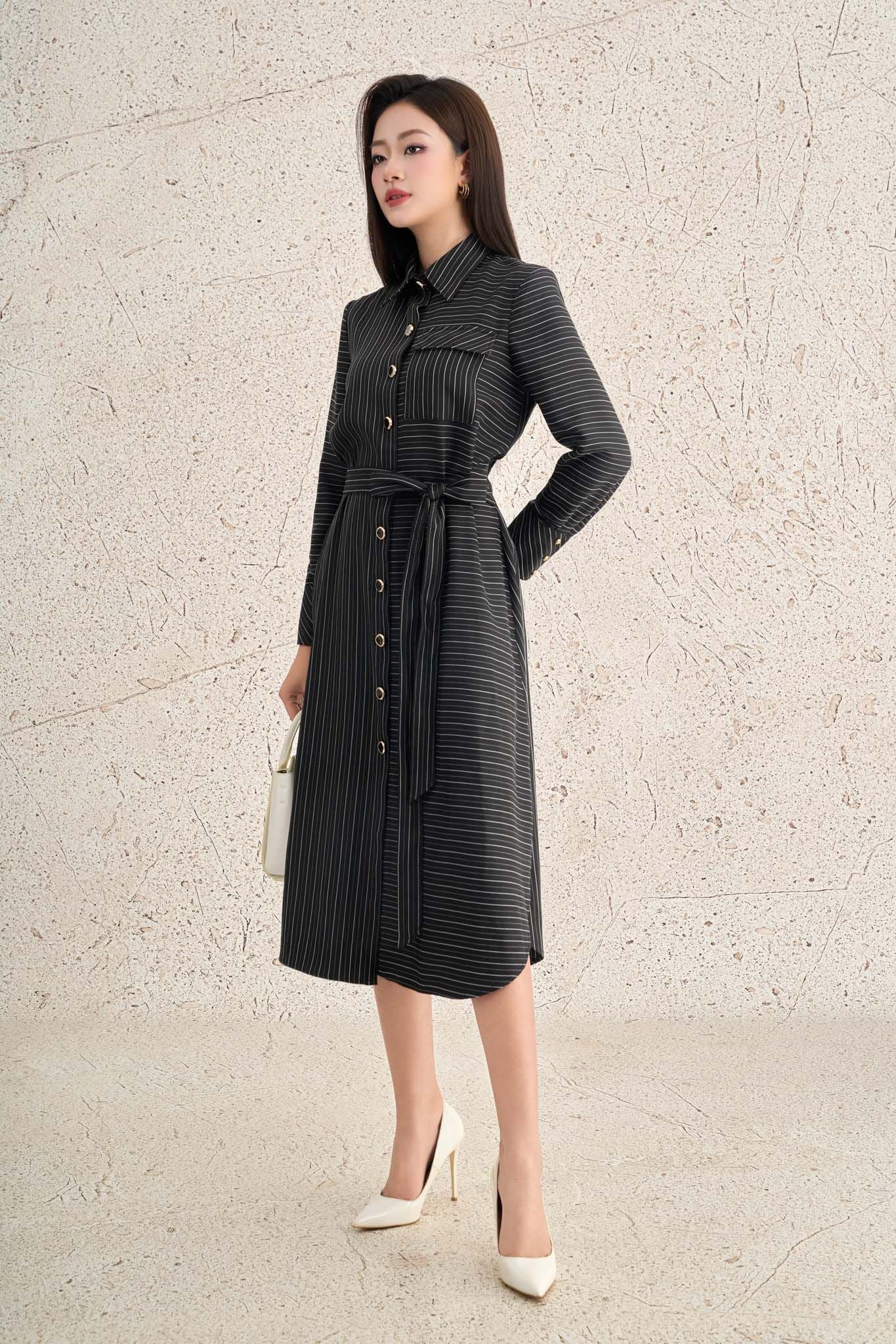 FDC75433 - Đầm dạo phố vải thô kẻ dáng suông cổ đức tay dài thân váy đính khuy kèm dây đai thắt tạo kiểu - PANTIO