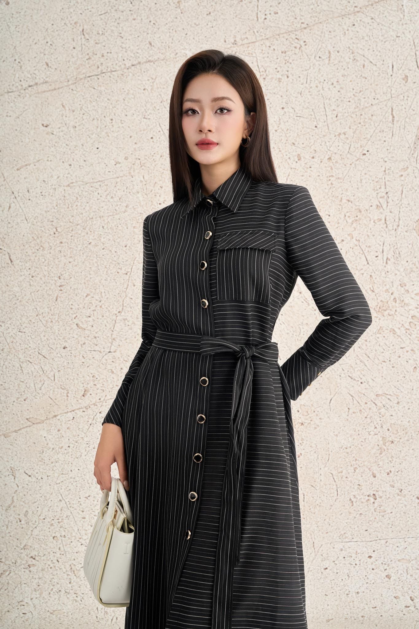 FDC75433 - Đầm dạo phố vải thô kẻ dáng suông cổ đức tay dài thân váy đính khuy kèm dây đai thắt tạo kiểu - PANTIO