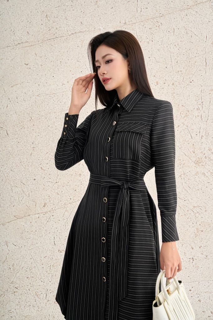 FDC75433 - Đầm dạo phố vải thô kẻ dáng suông cổ đức tay dài thân váy đính khuy kèm dây đai thắt tạo kiểu - PANTIO