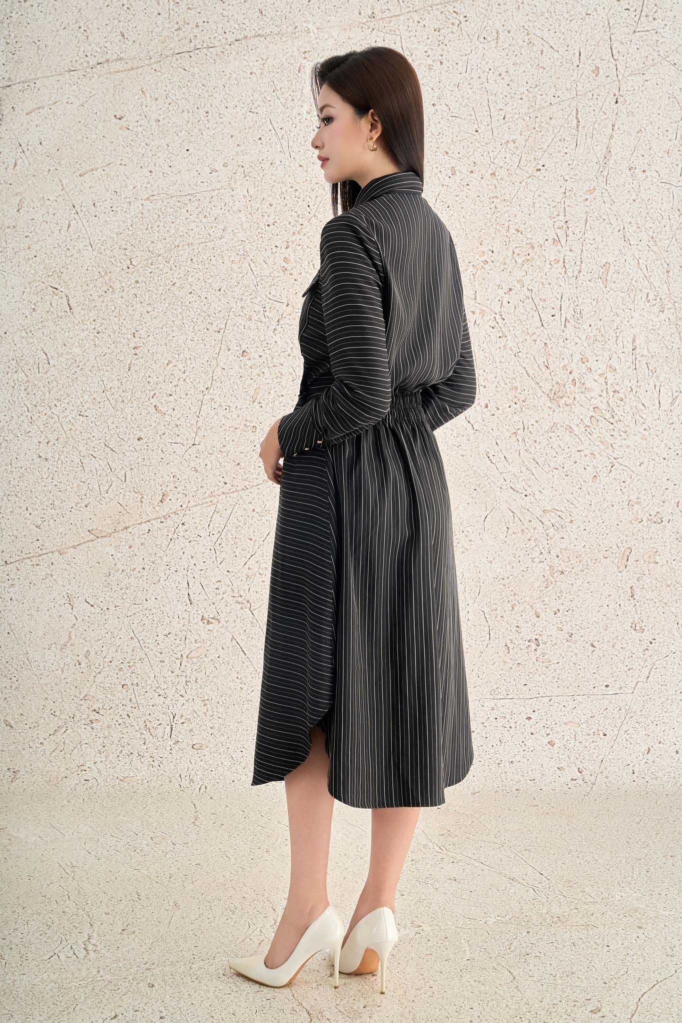 FDC75433 - Đầm dạo phố vải thô kẻ dáng suông cổ đức tay dài thân váy đính khuy kèm dây đai thắt tạo kiểu - PANTIO