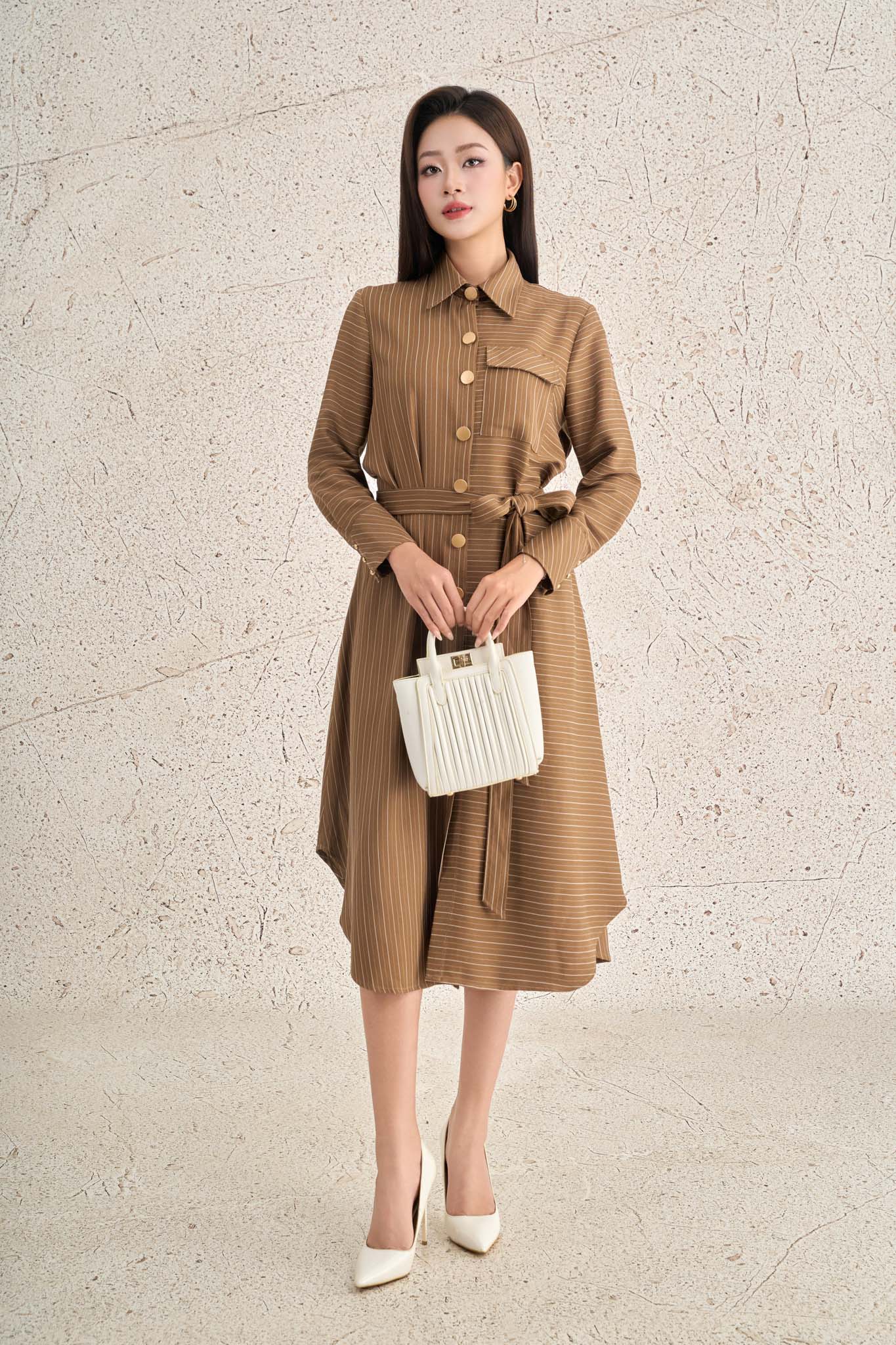 FDC75433 - Đầm dạo phố vải thô kẻ dáng suông cổ đức tay dài thân váy đính khuy kèm dây đai thắt tạo kiểu - PANTIO