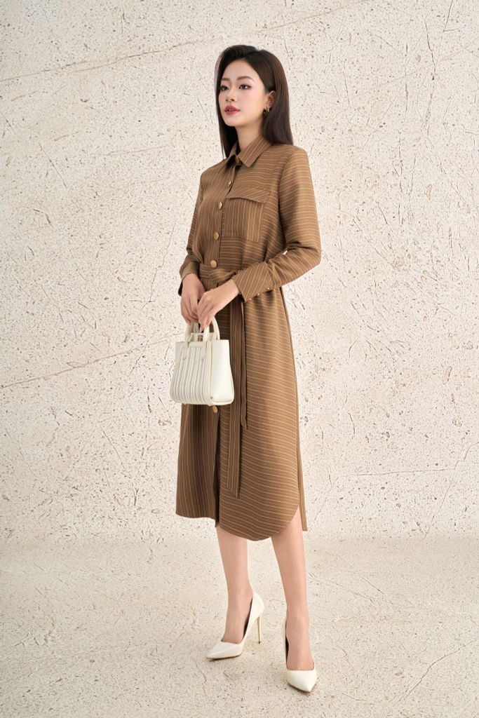 FDC75433 - Đầm dạo phố vải thô kẻ dáng suông cổ đức tay dài thân váy đính khuy kèm dây đai thắt tạo kiểu - PANTIO