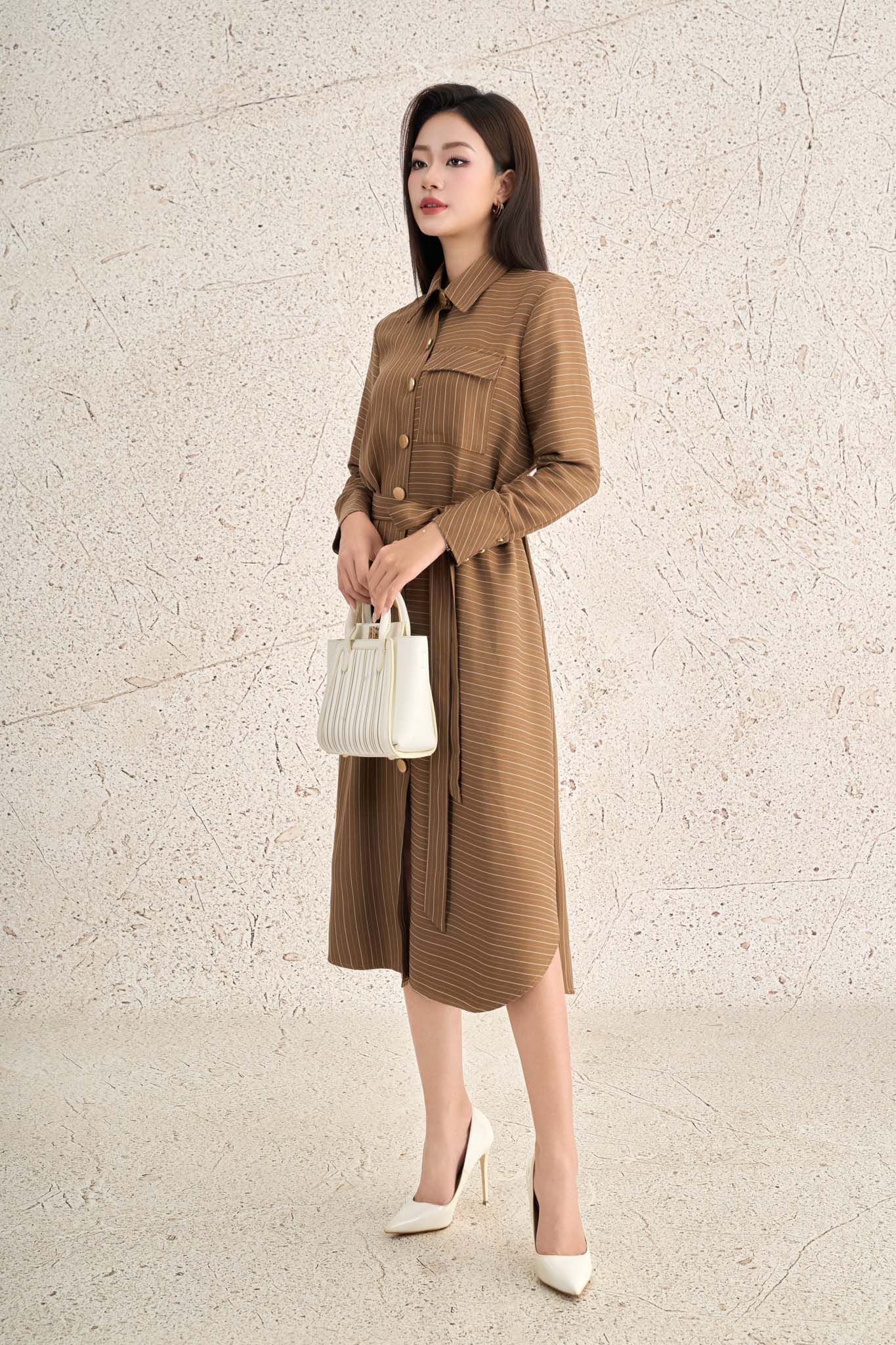 FDC75433 - Đầm dạo phố vải thô kẻ dáng suông cổ đức tay dài thân váy đính khuy kèm dây đai thắt tạo kiểu - PANTIO