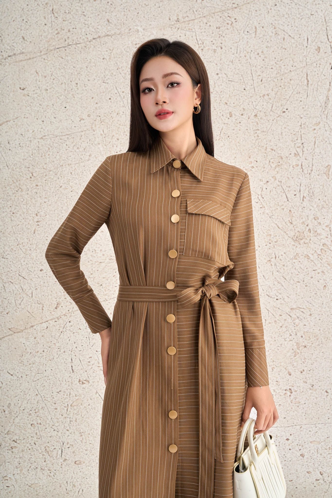 FDC75433 - Đầm dạo phố vải thô kẻ dáng suông cổ đức tay dài thân váy đính khuy kèm dây đai thắt tạo kiểu - PANTIO