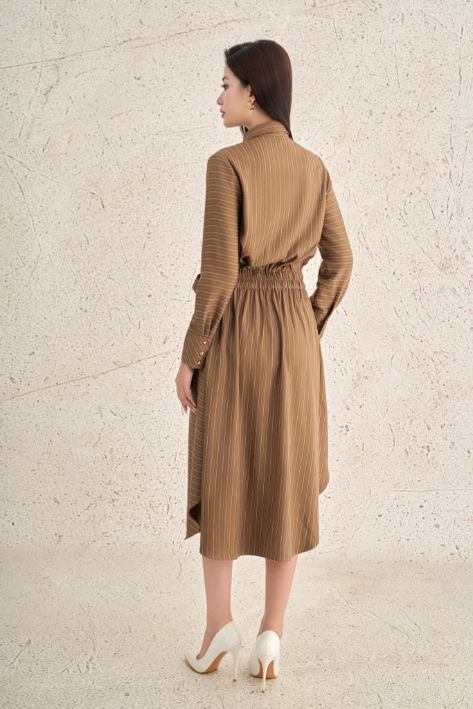 FDC75433 - Đầm dạo phố vải thô kẻ dáng suông cổ đức tay dài thân váy đính khuy kèm dây đai thắt tạo kiểu - PANTIO