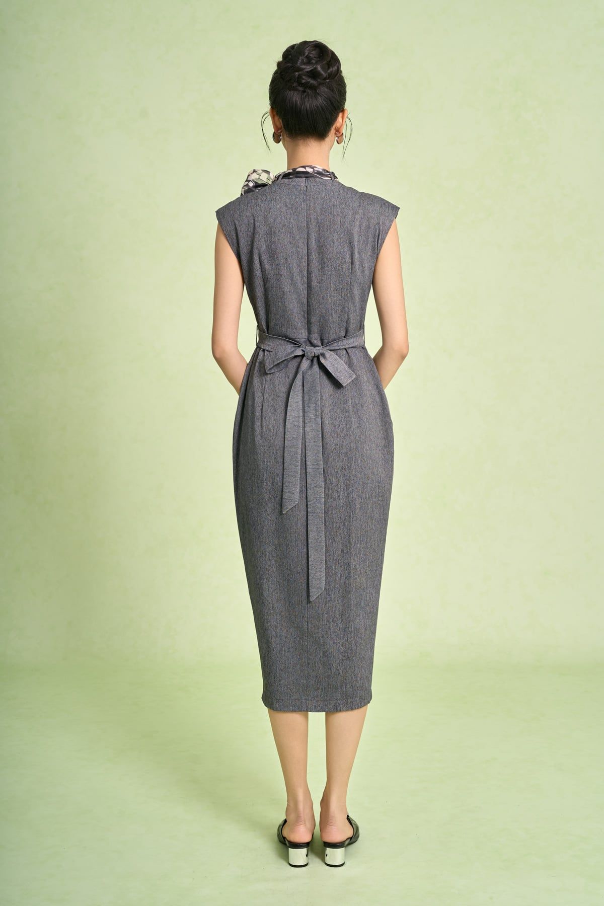 FDC75434 - Đầm công sở vải thô dáng bút chì cổ tròn phối khăn lụa tạo kiểu thân váy chiết eo kèm dây đai - PANTIO