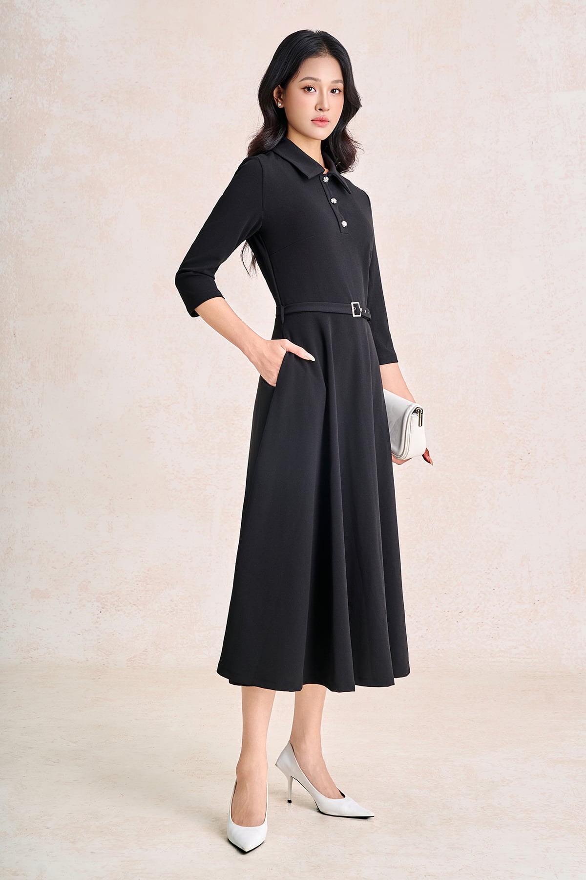 FDC75638 - Đầm công sở vải cotton dáng chữ A cổ bẻ đính khuy đá tay dài eo phối dây đai tạo kiểu khoá thân sau - PANTIO