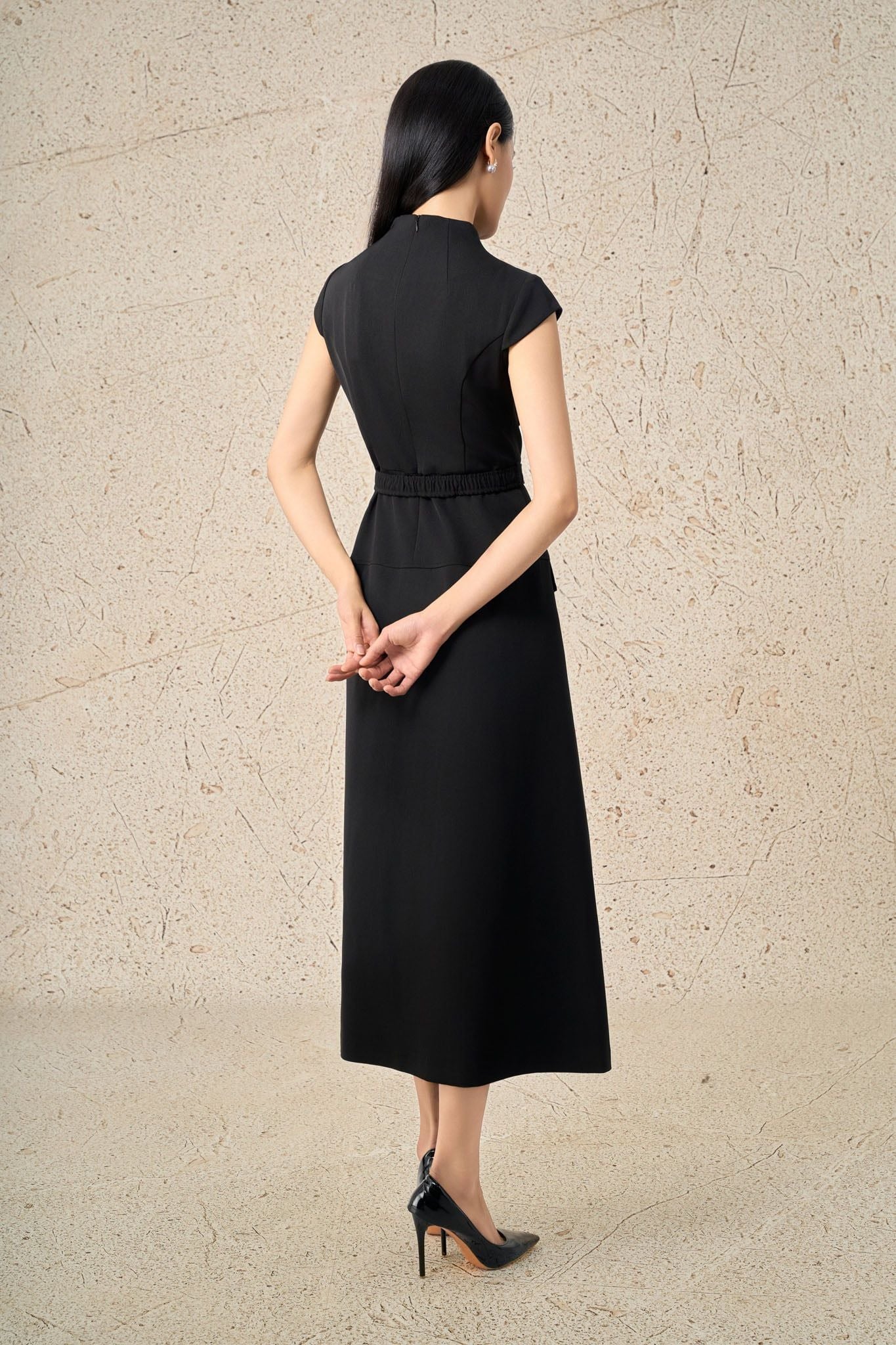 FDC95190 - Đầm công sở vải thô dáng ôm cổ cao vai chờm eo phối dây đai chun tạo kiểu thân váy dáng A thời trang khoá thân sau - PANTIO