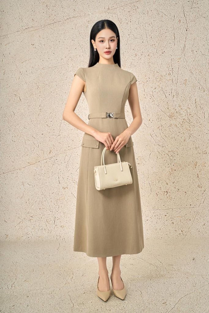 FDC95190 - Đầm công sở vải thô dáng ôm cổ cao vai chờm eo phối dây đai chun tạo kiểu thân váy dáng A thời trang khoá thân sau - PANTIO
