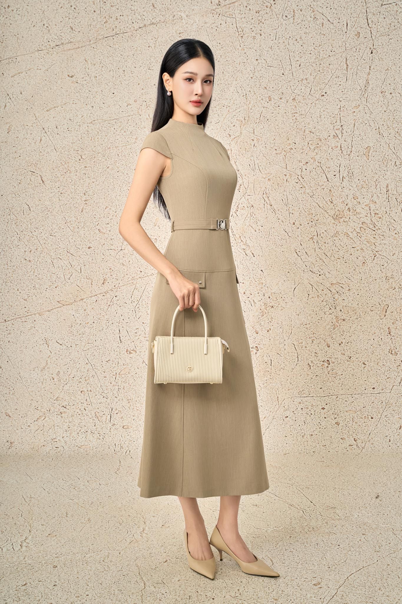FDC95190 - Đầm công sở vải thô dáng ôm cổ cao vai chờm eo phối dây đai chun tạo kiểu thân váy dáng A thời trang khoá thân sau - PANTIO