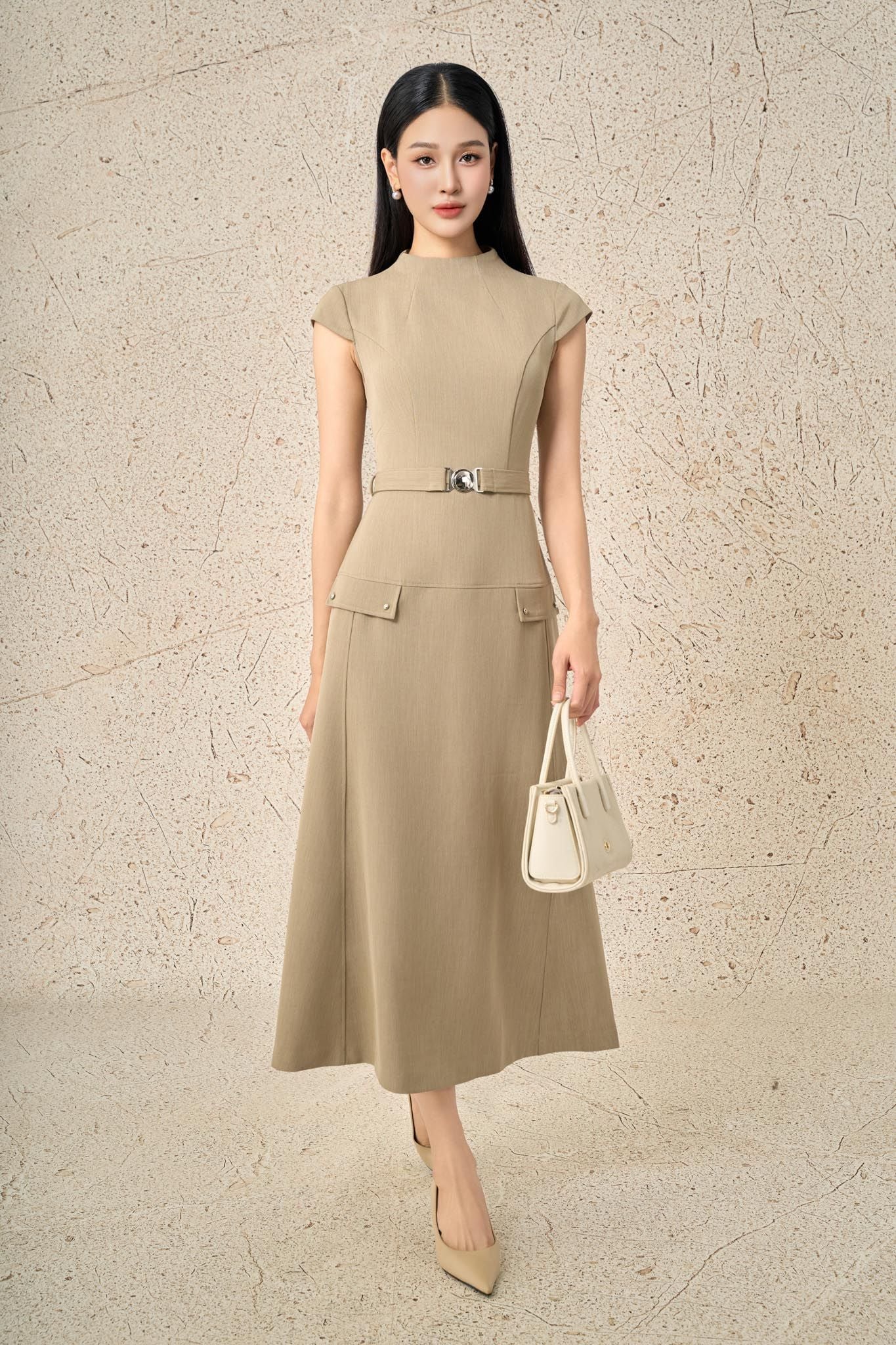 FDC95190 - Đầm công sở vải thô dáng ôm cổ cao vai chờm eo phối dây đai chun tạo kiểu thân váy dáng A thời trang khoá thân sau - PANTIO