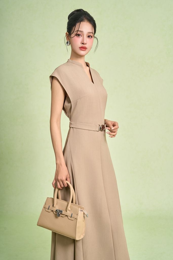 FDC95419 - Đầm công sở vải thô dáng chữ A cổ xẻ V ta chờm eo váy phối dây đai tạo kiểu khoá thân sau - PANTIO