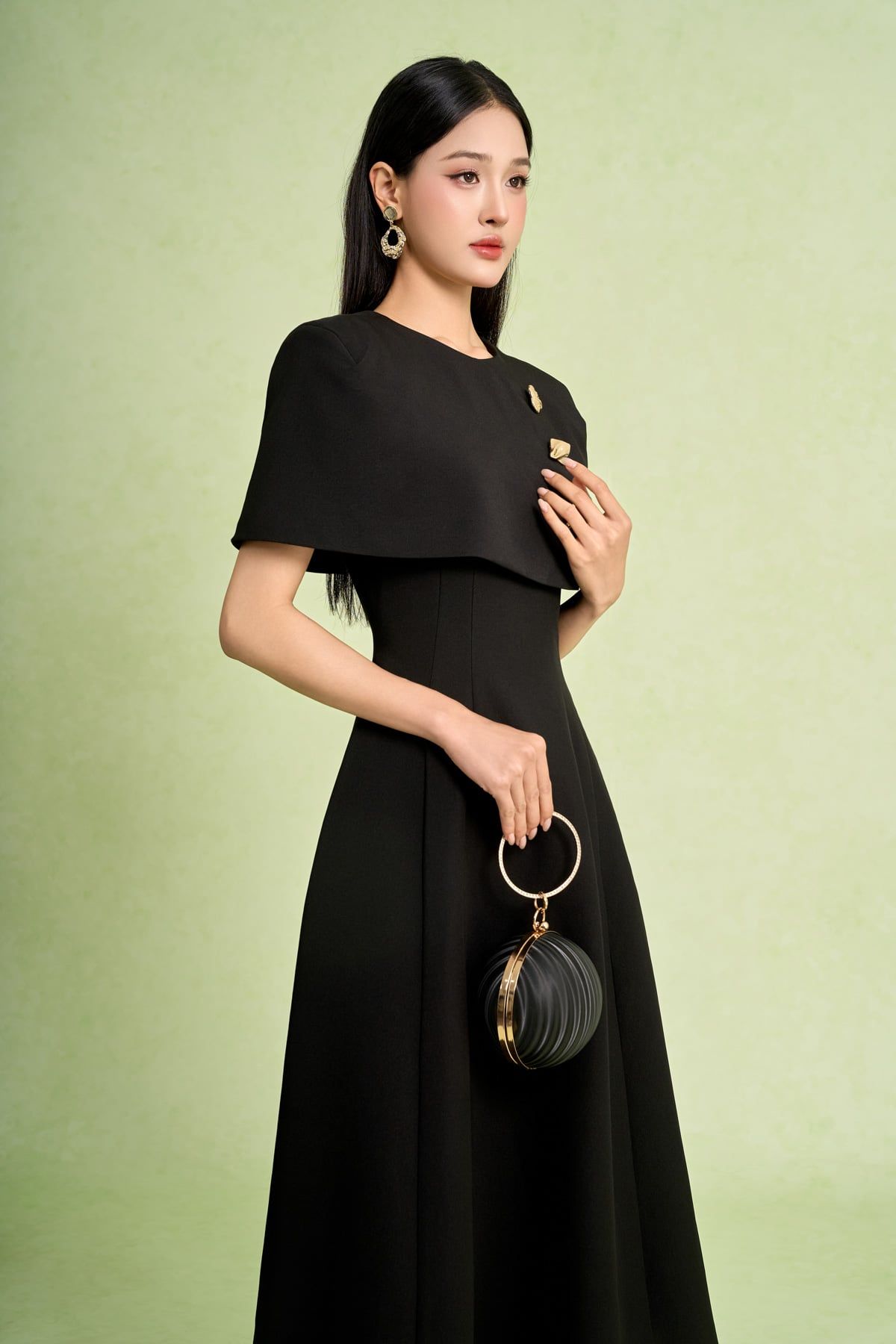 FDC95428 - Đầm công sở vải thô dáng chữ A cổ tròn vai choàng đính khuy kim loại thời trang khoá thân sau - PANTIO