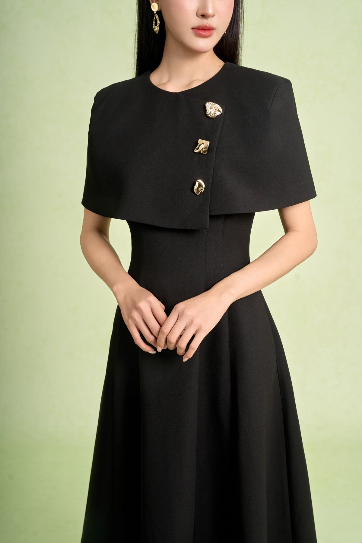 FDC95428 - Đầm công sở vải thô dáng chữ A cổ tròn vai choàng đính khuy kim loại thời trang khoá thân sau - PANTIO