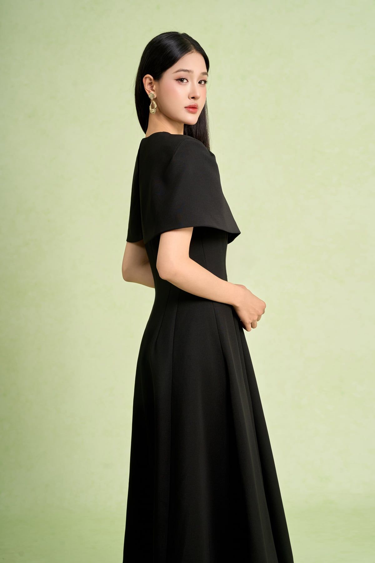 FDC95428 - Đầm công sở vải thô dáng chữ A cổ tròn vai choàng đính khuy kim loại thời trang khoá thân sau - PANTIO